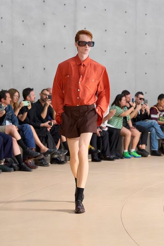 특유의 컬러감이 돋보이는 실크 셔츠 이미지 / 이미지 출처: 생 로랑.