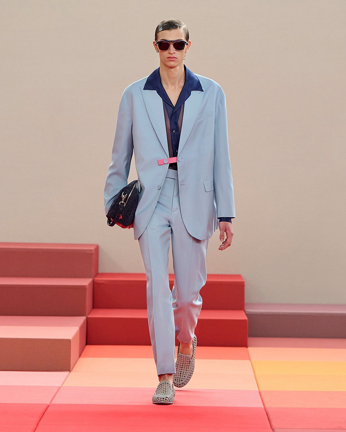 파스텔 블루 컬러 수트와 넓은 칼라가 특징인 셔츠를 입고 런웨이에 등장한 모습. / 이미지 출처: 펜디.