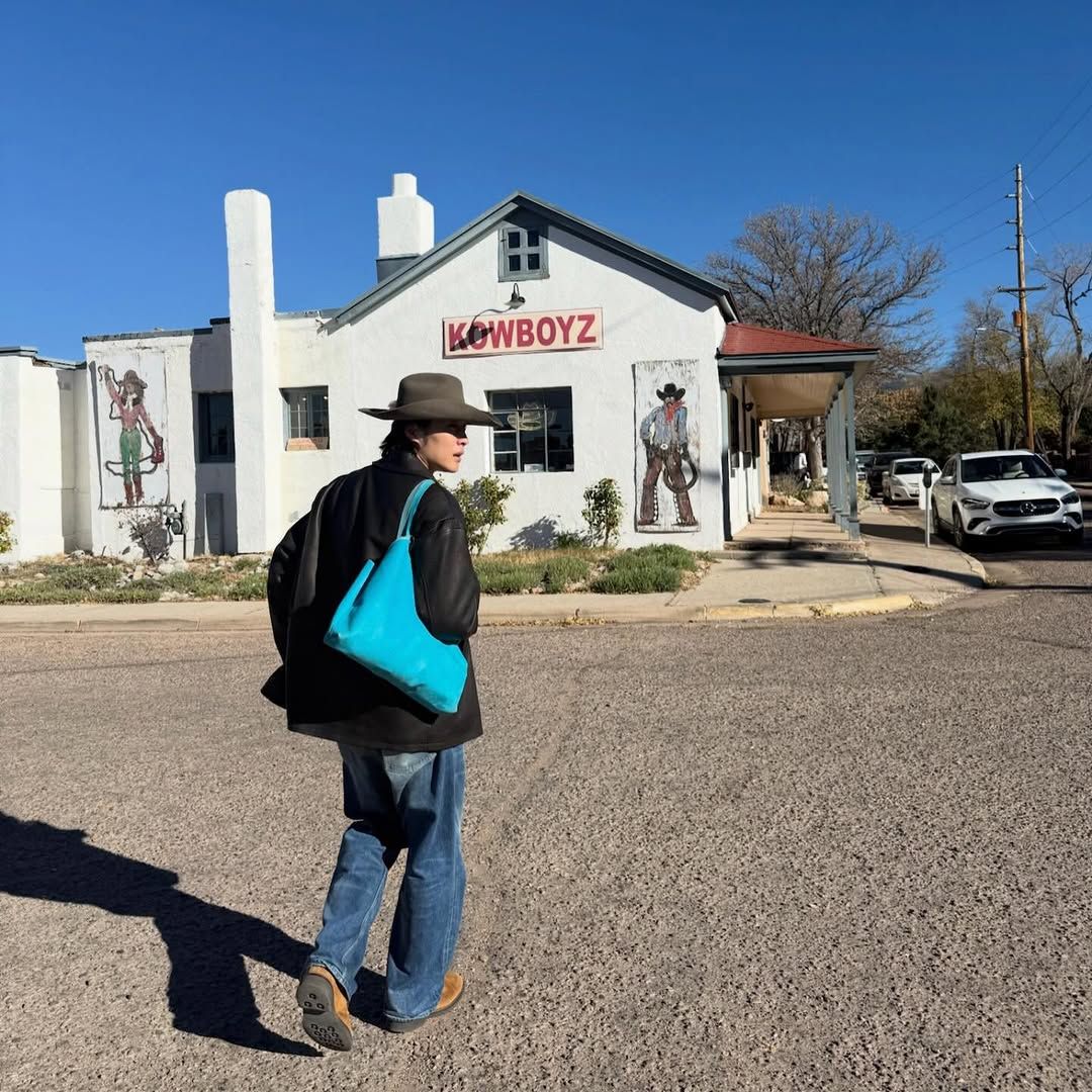 숄더백을 적재적소에 매치하는 이종원 / 이미지 출처: 인스타그램 @wonjong_