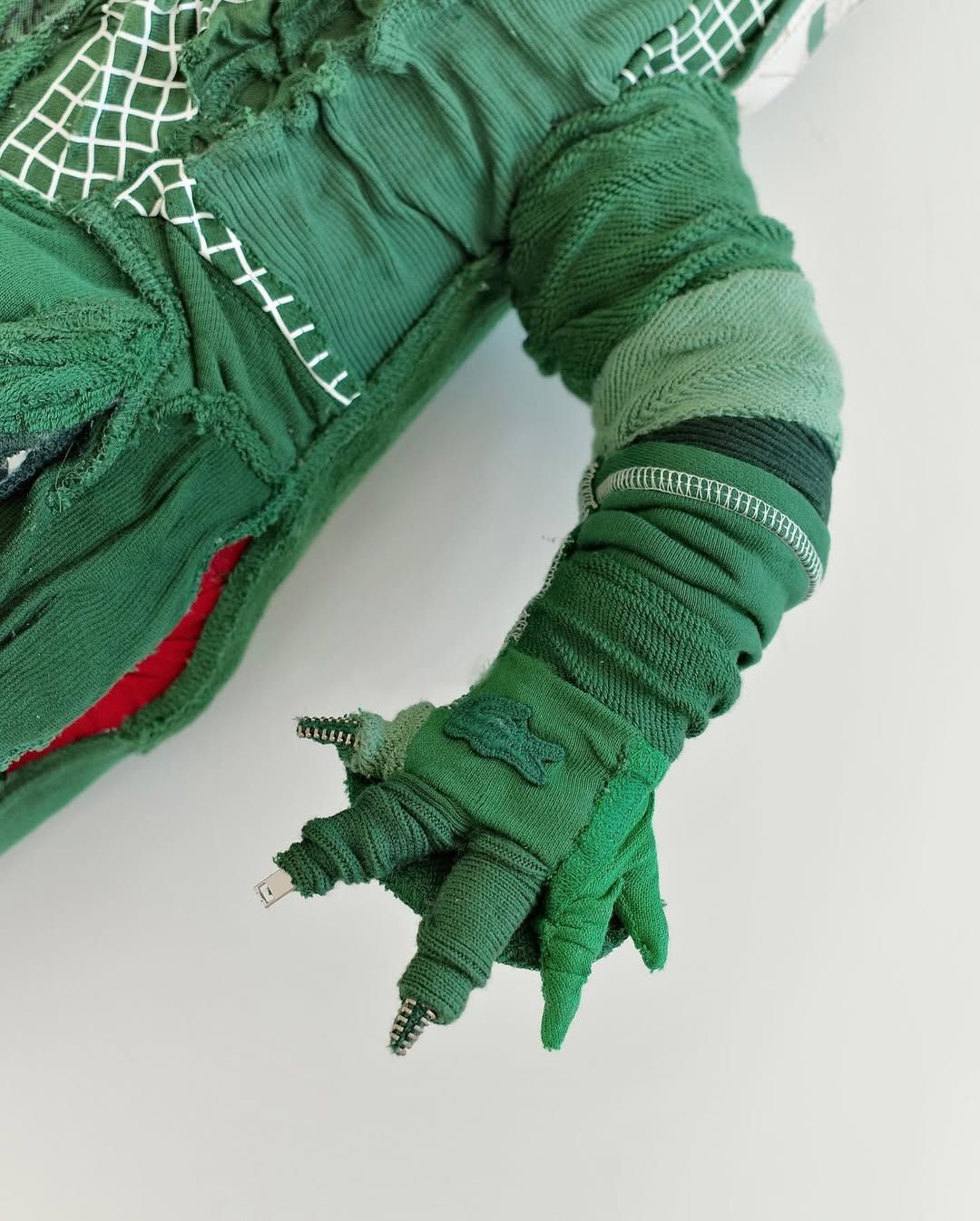 라코스테와 협업한 악어 작업물 / 이미지 출처: @kimmmunna