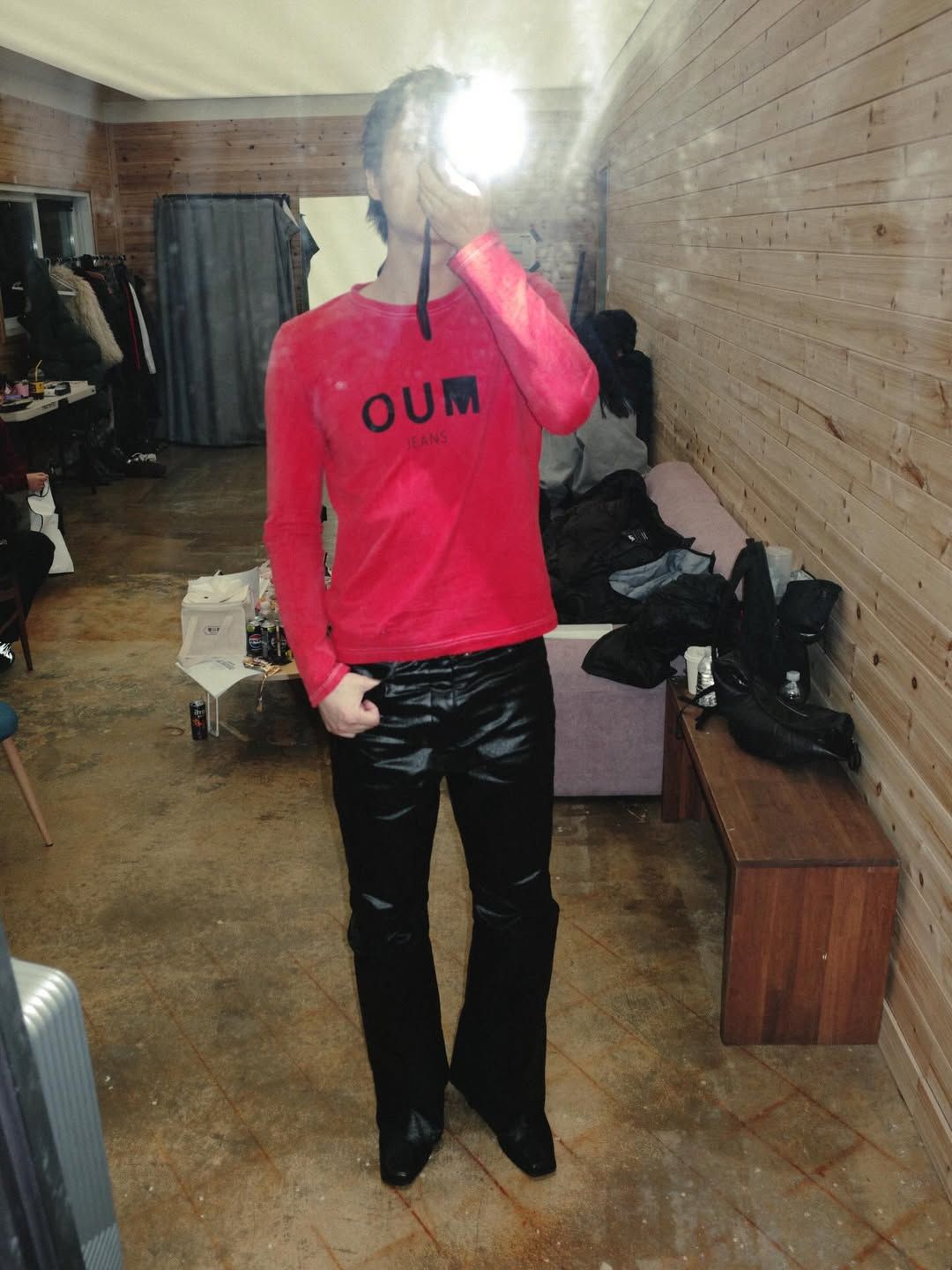 비비드 컬러로 강렬했다가 모노톤으로 편한 무드를 연출한 우즈 / 이미지 출처: 우즈 인스타그램.