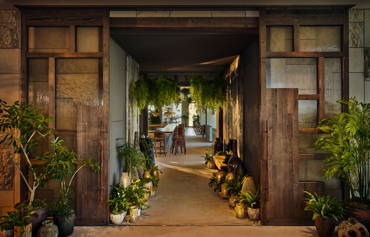 원 호텔 도쿄(1 Hotel Tokyo) 로비의 일부. 식사를 즐길 수 있는 니니 레스토랑을 마주할 수 있다. / 이미지 출처: 원 호텔 도쿄(1 Hotel Tokyo)