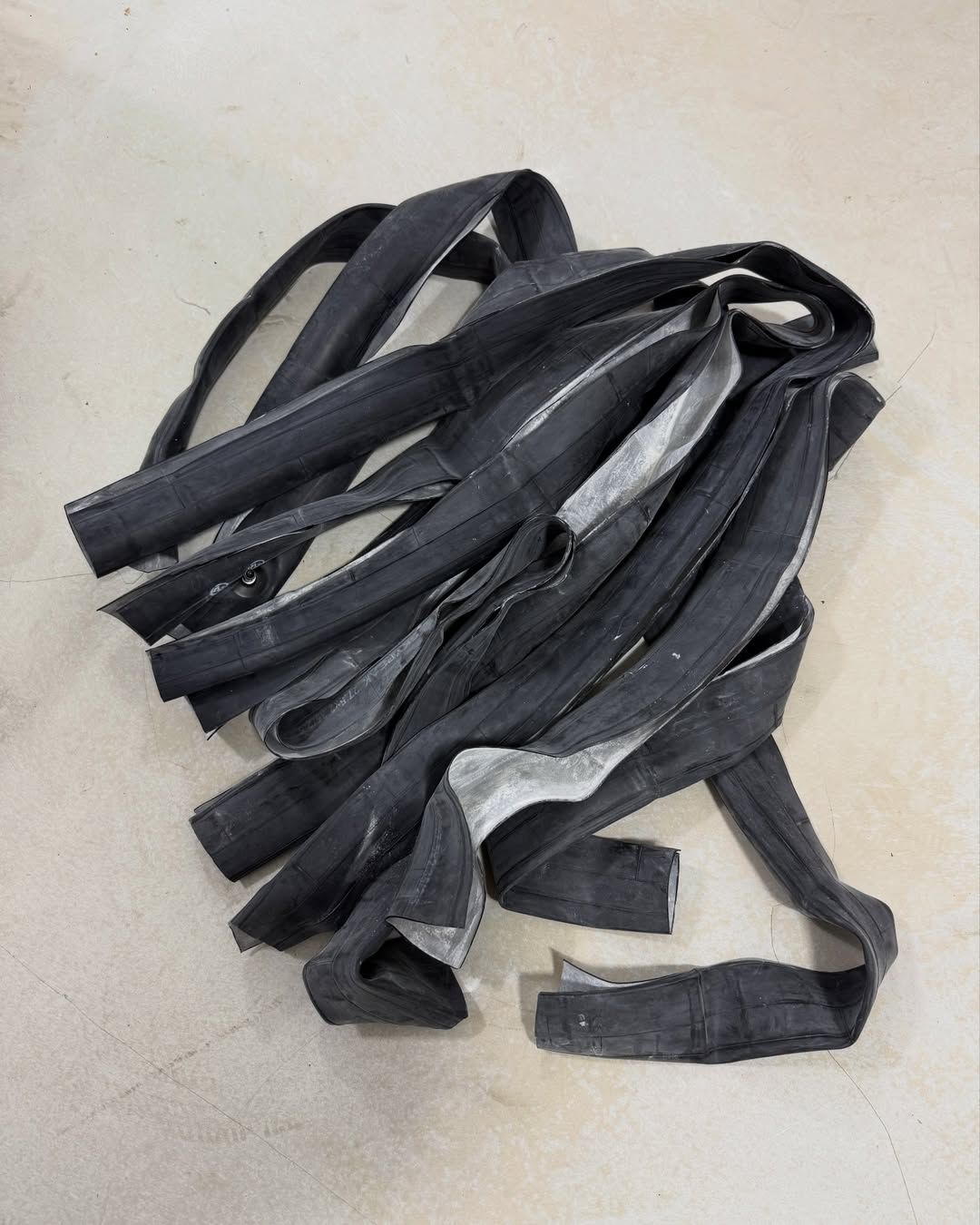 재탄생하는 타이어 조각 / 이미지 출처: @hardworkup