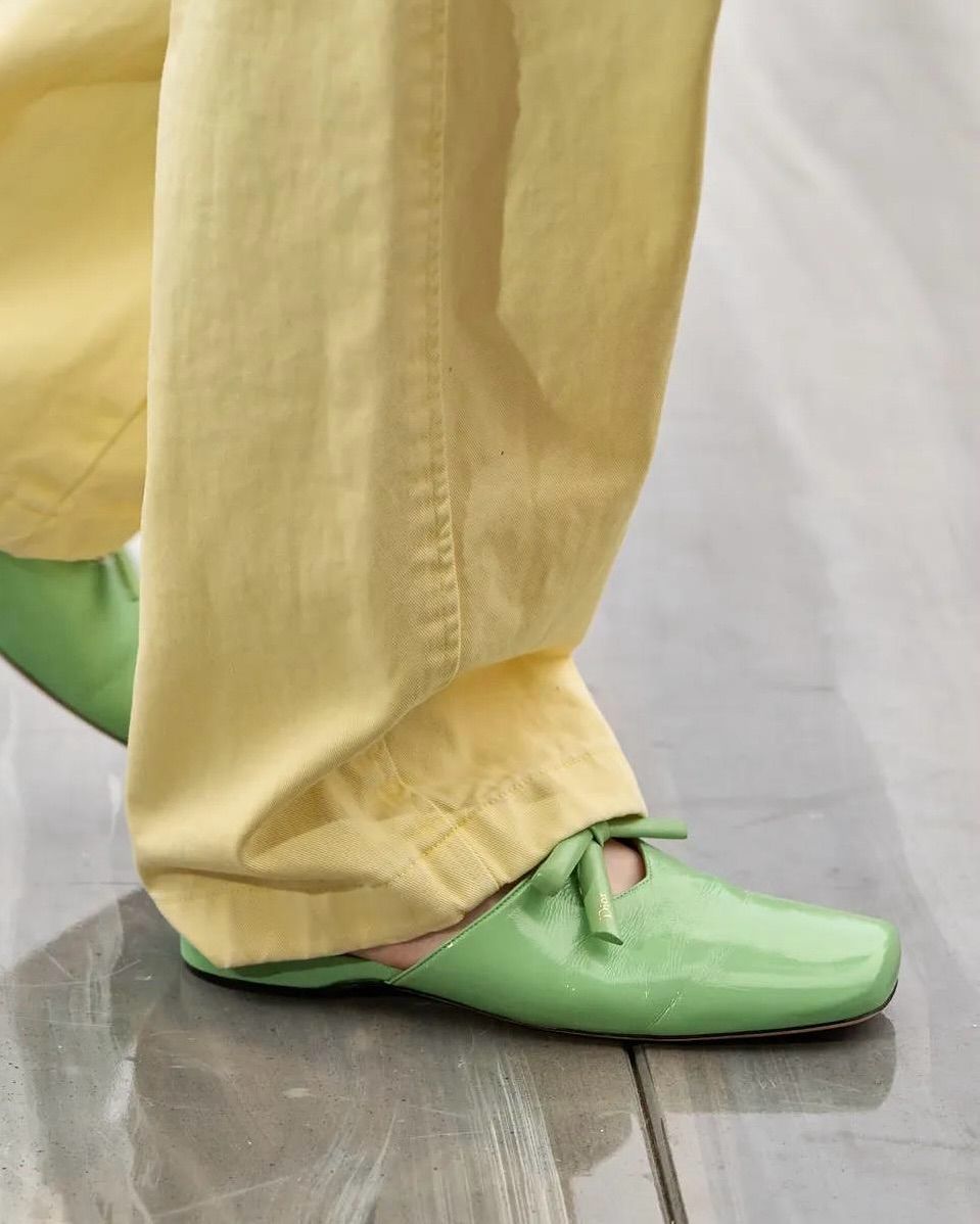 디올 리본 장식 발레 플랫 슈즈 런웨이 이미지 / 이미지 출처: 디올