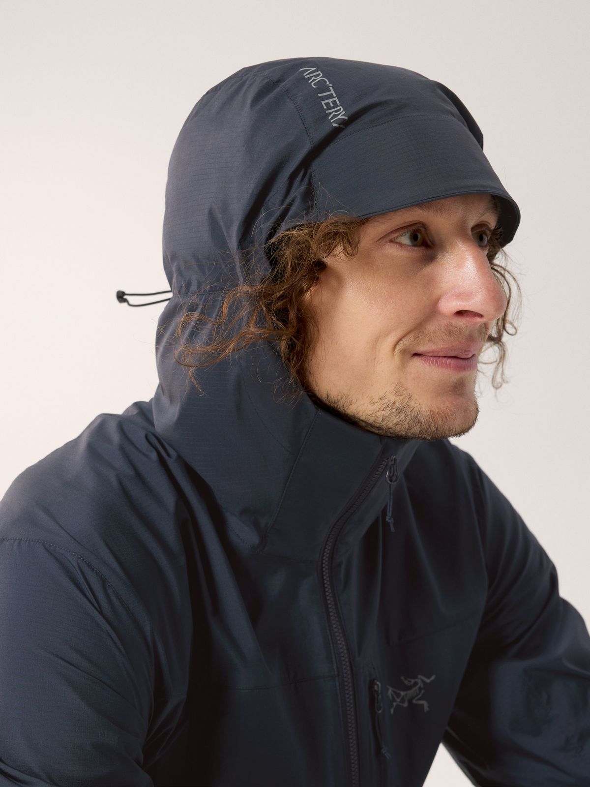 사이즈 조절이 가능한 스톰후드 / 이미지 출처: 아크테릭스