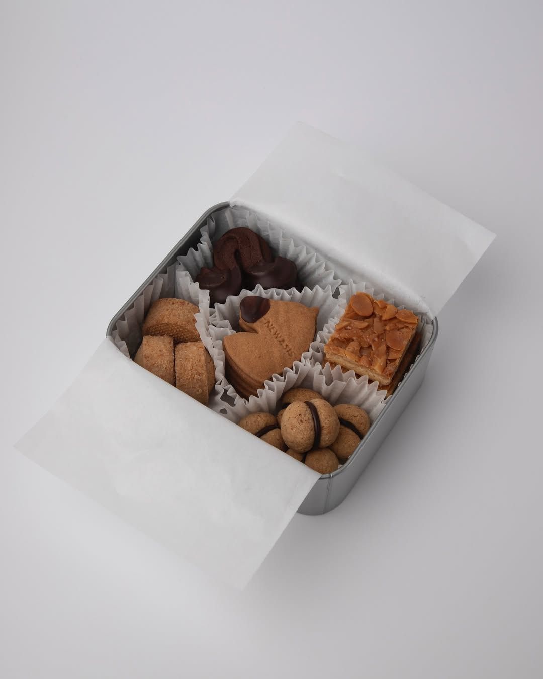 과자와 케이크를 선보이는 마포구 연남동 뉴아시스 / 이미지 출처: @newasisseoul