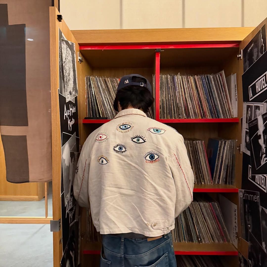 키치한 아이템을 포인트로 사용하는 이종원 / 이미지 출처: 인스타그램 @wonjong_