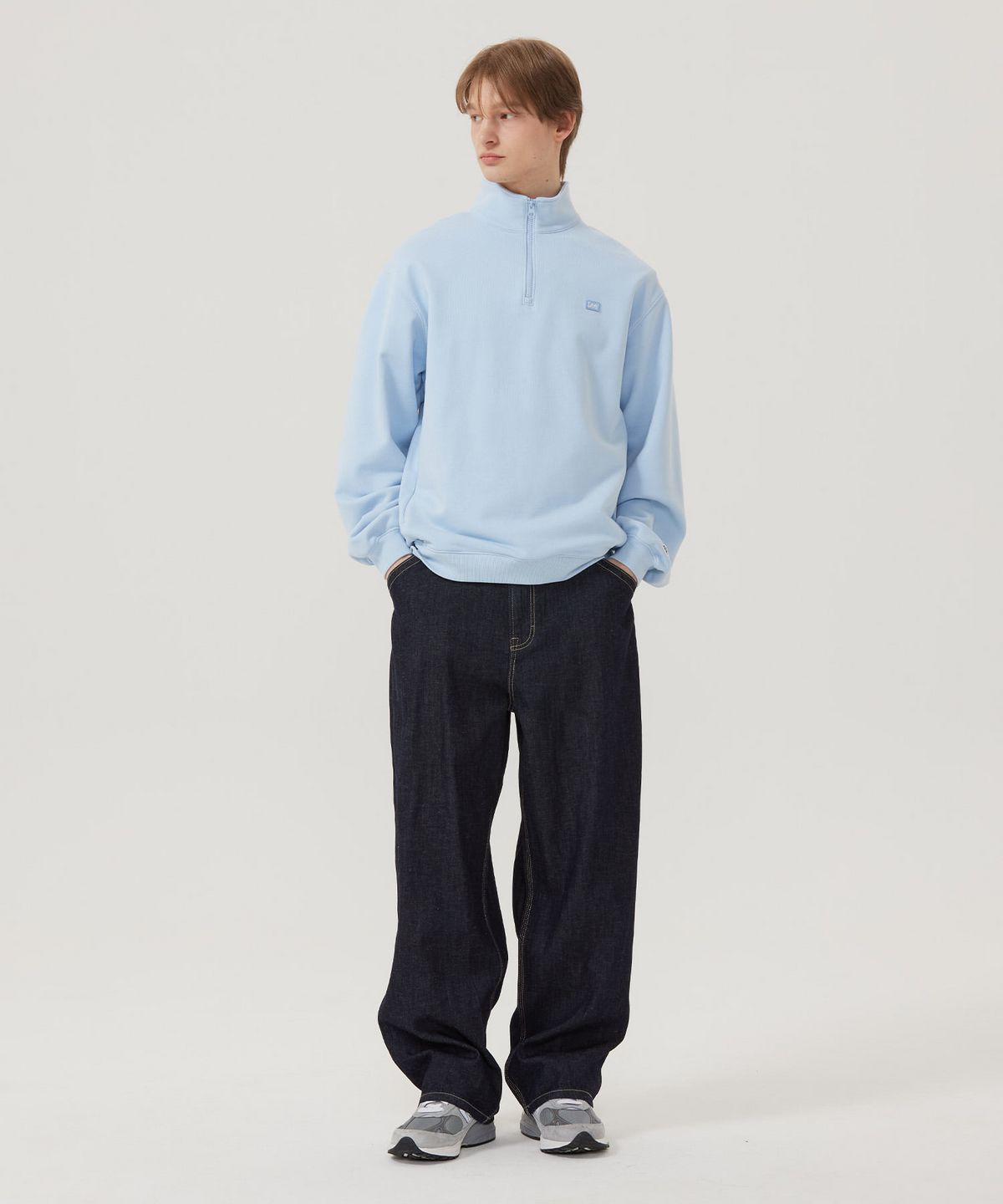  여름용 데님의 본질을 가장 잘 보여주는 리의 린넨 데님 팬츠 인디고 로우 / 이미지 출처: 리