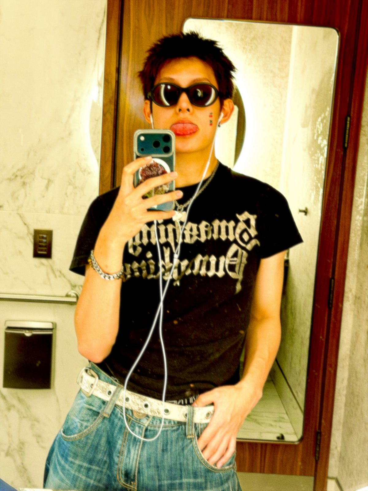 볼드한 액세서리를 더하면 코르티스식 슬림핏 티셔츠 스타일링 완성 / 이미지 출처: 코르티스 위버스.