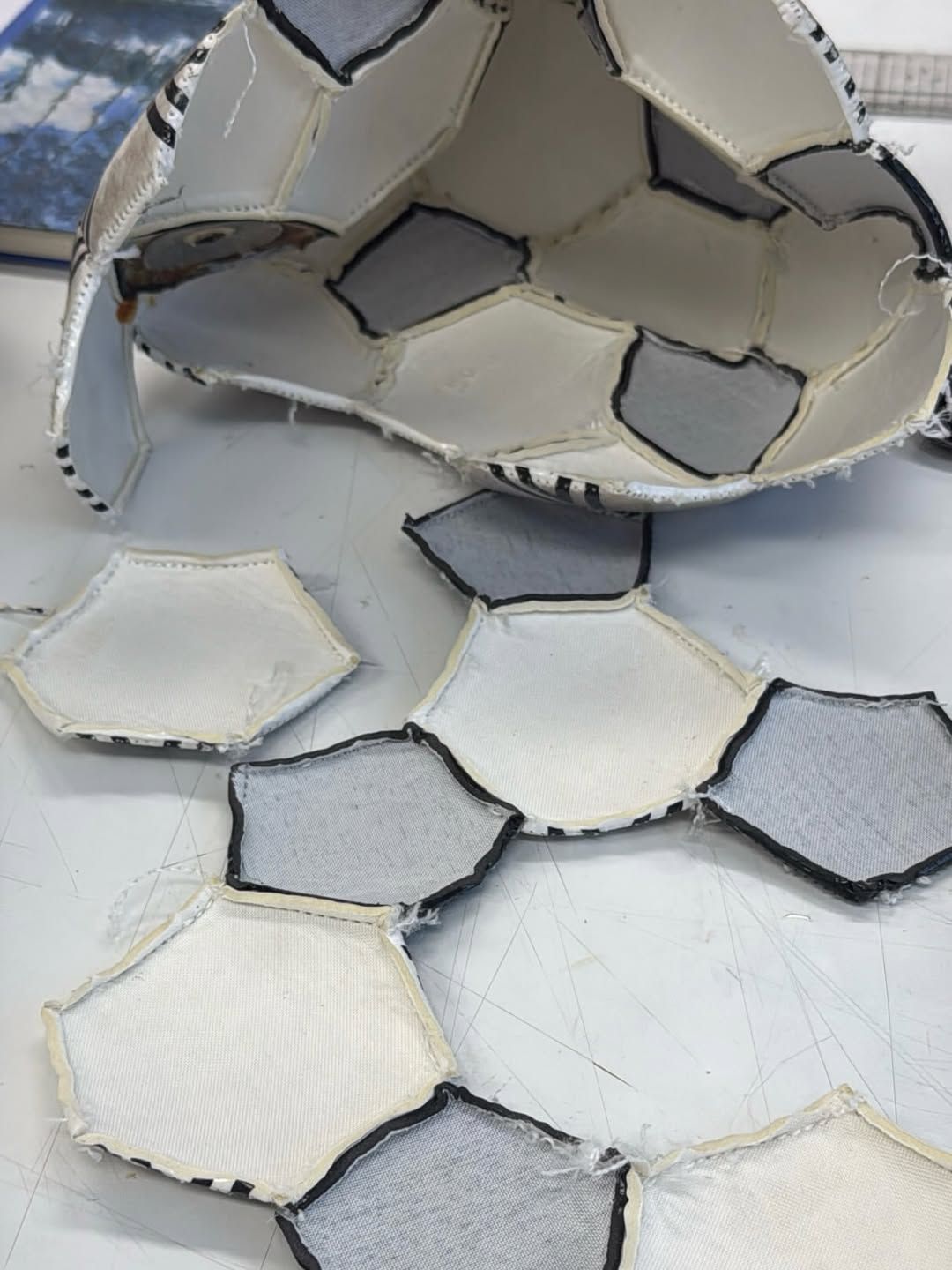 화병에 쓰인 농구공 / 이미지 출처: @kimmmunna