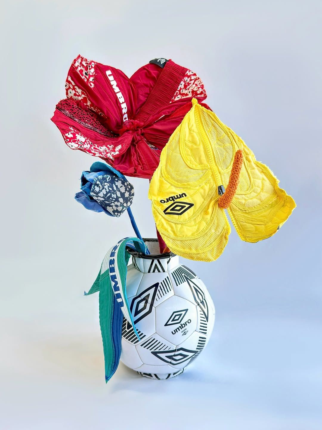 축구공과 옷으로 만든 꽃과 화병 / 이미지 출처: @kimmmunna 
