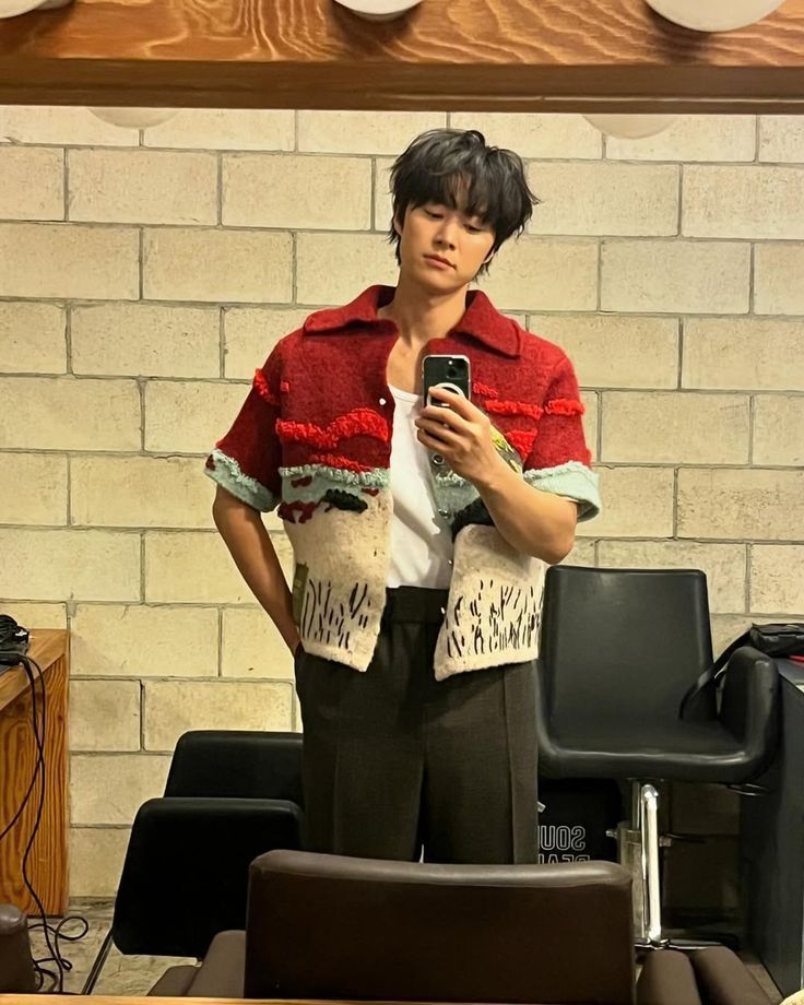 거울 셀카 찍은 배우 공명. / 사진 출처: @0myoung_0526