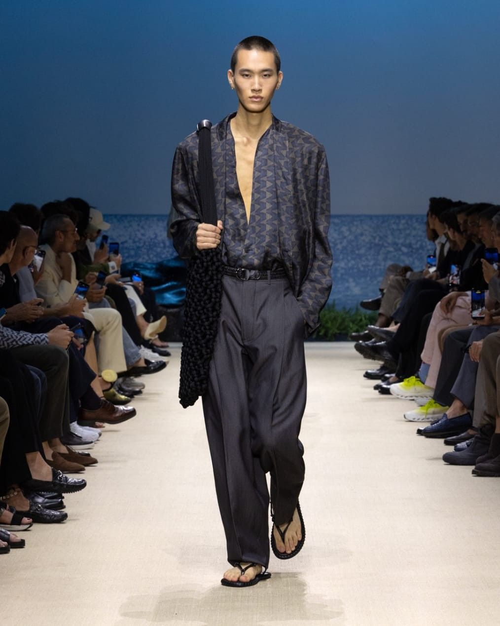 섬세한 패턴이 들어간 실크 셔츠를 입은 런웨이 모습. / 이미지 출처: 조르지오 아르마니.