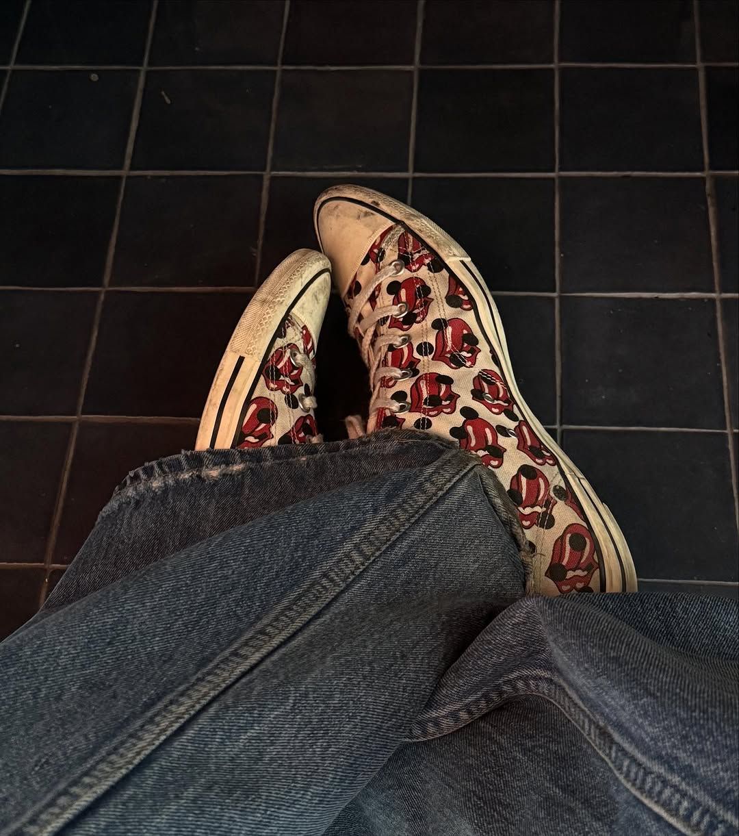 키치한 아이템을 포인트로 사용하는 이종원 / 이미지 출처: 인스타그램 @wonjong_