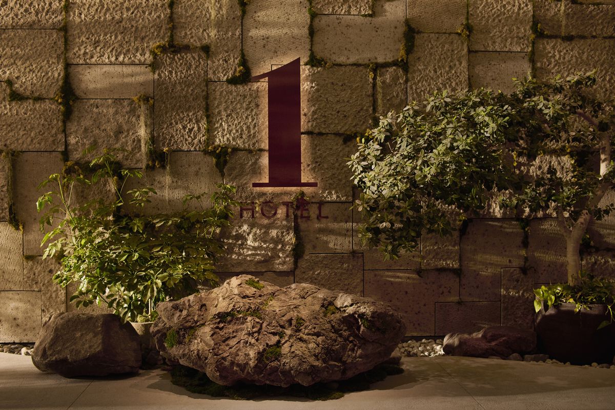 원 호텔 도쿄(1 Hotel Tokyo)의 입구. 원 호텔을 상징하는 숫자 1 조형물이 설치되어 있다. / 이미지 출처: 원 호텔 도쿄(1 Hotel Tokyo)