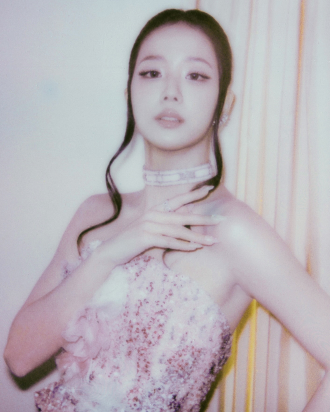 디올의 드레스와 까르띠에의 초커로 여신같은 룩을 완성한 지수 / 이미지 출처: 지수 인스타그램 @sooyaaa__