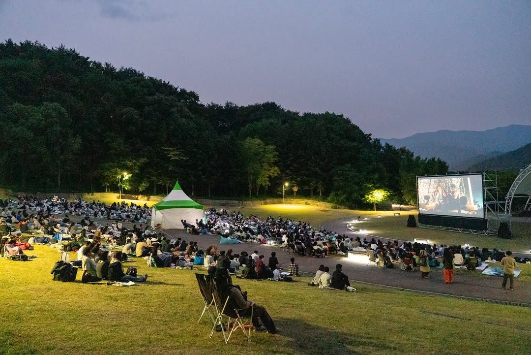 해가 지기 시작하면 덕유산 일대는 더욱 낭만적인 야외 극장이 된다. / 출처: 무주산골영화제 인스타그램(@mujufilmfest)