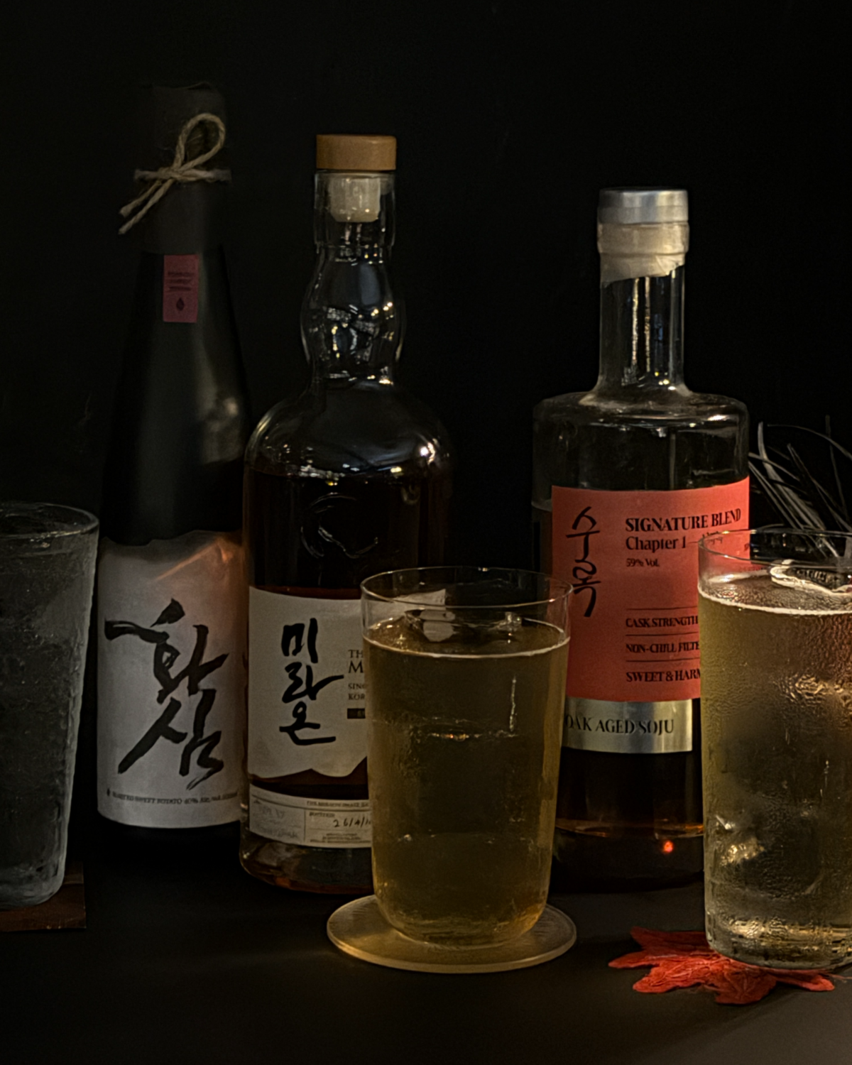 화심소주 군고구마 40% (Hwasim Soju Roasted Sweet Potato) &미라온 스몰 배치 2604 57.2% (Miraon Small Batch 2604) 수록 시그니처 블렌드 1장: 서막 59% (SOOROK Signature Blend Chapter 1) / 이미지 출처: 인스타그램 @jaysoso.mag