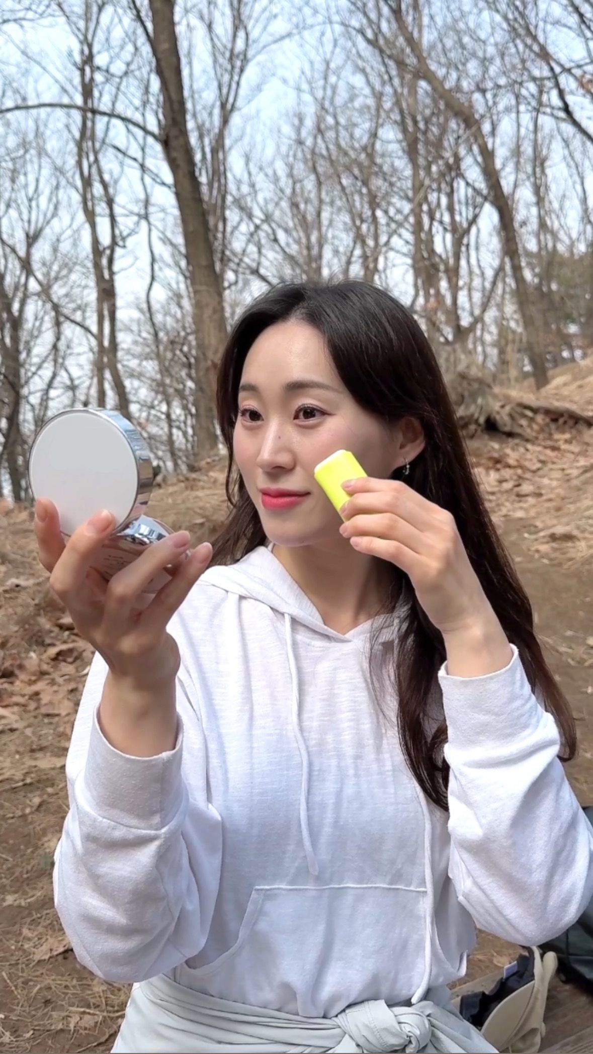 아웃도어 활동시 선크림을 사용하는 모습 / 이미지 출처 : 필자 촬영
