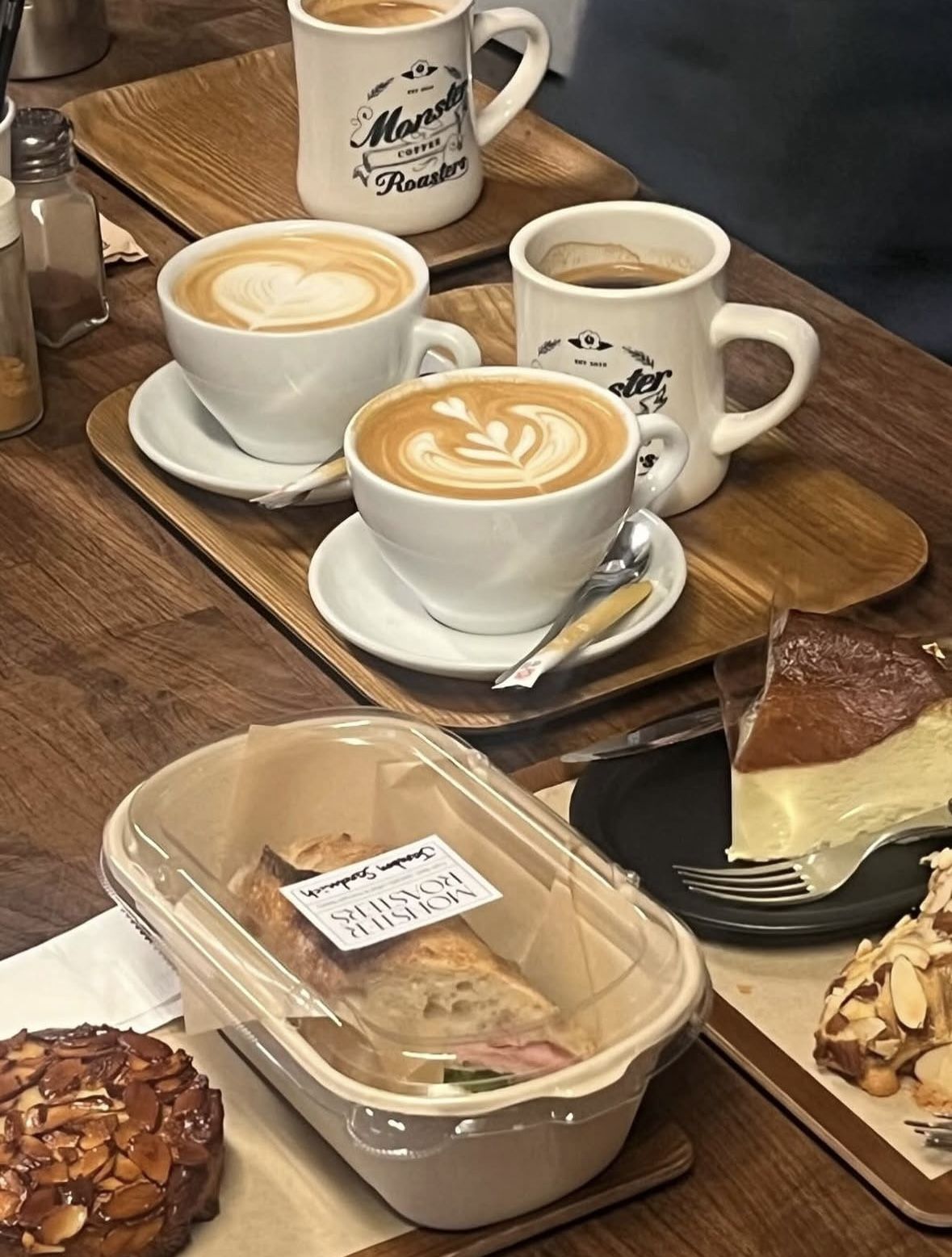 커피와 각종 베이커리류 등등 즐길거리가 많다. / 출처: 몬스터로스터스 인스타그램(@monsterroasters)