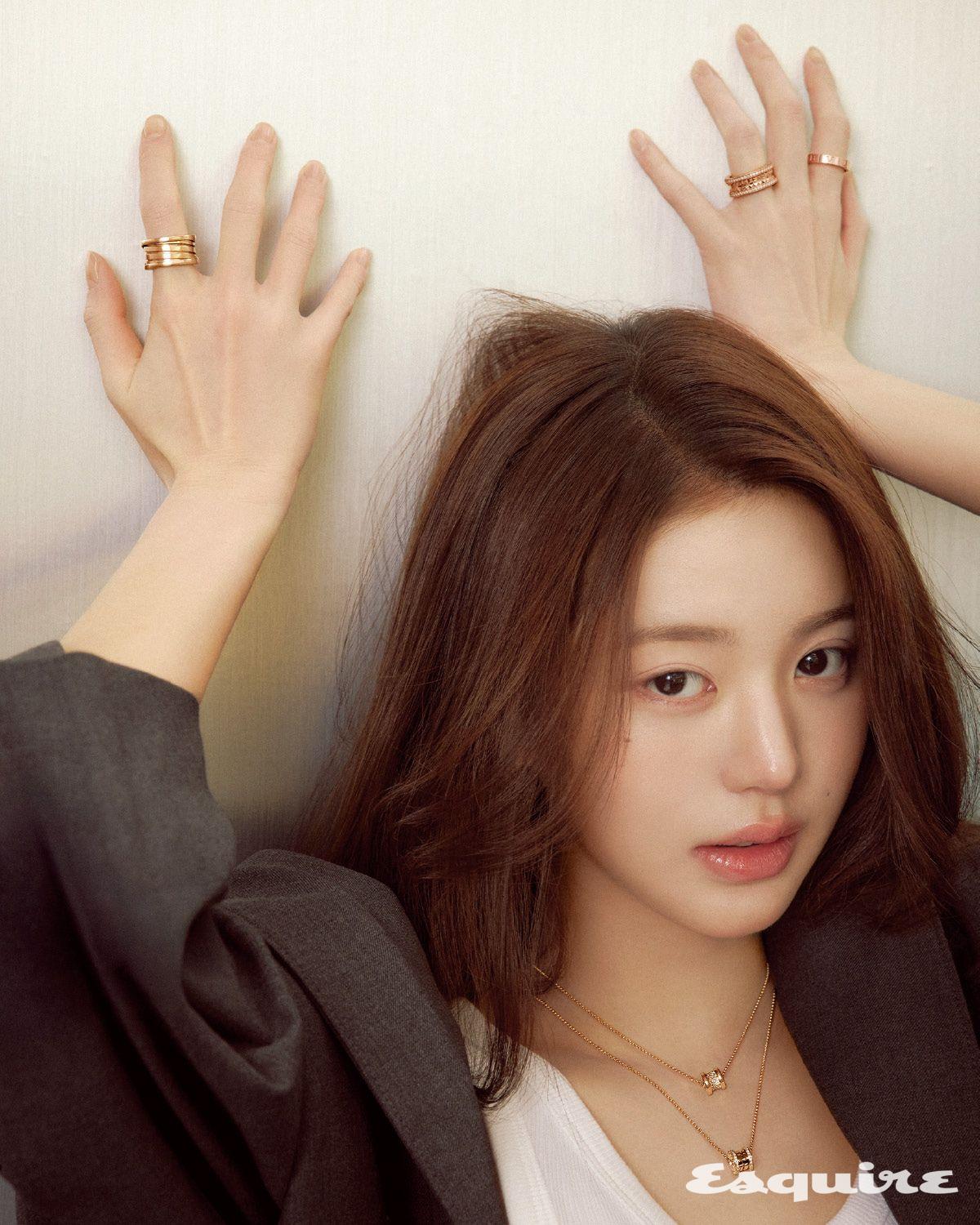 오른손 검지에 착용한 로즈 골드 비제로원 4밴드 링, 왼손 검지에 착용한 로즈 골드 비제로원 에센셜 밴드 링, 약지에 착용한 다이아몬드를 파베 세팅한 로즈 골드 비제로원 락 2밴드 링, 다이아몬드를 파베 세팅한 로즈 골드 비제로원 네크리스, 가장자리에 다이아몬드를 파베 세팅한 로즈 골드 비제로원 네크리스 모두 불가리. 그레이 슈트 재킷 르메르. 화이트 탱크톱 스타일리스트 소장품.
