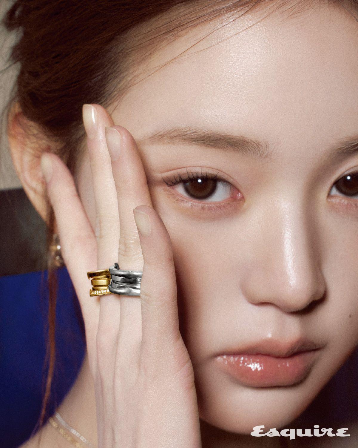 중지에 착용한 다이아몬드를 데미 파베 세팅한 옐로 골드 비제로원 3밴드 링, 약지에 착용한 화이트 골드 비제로원 3밴드 링 모두 불가리.
