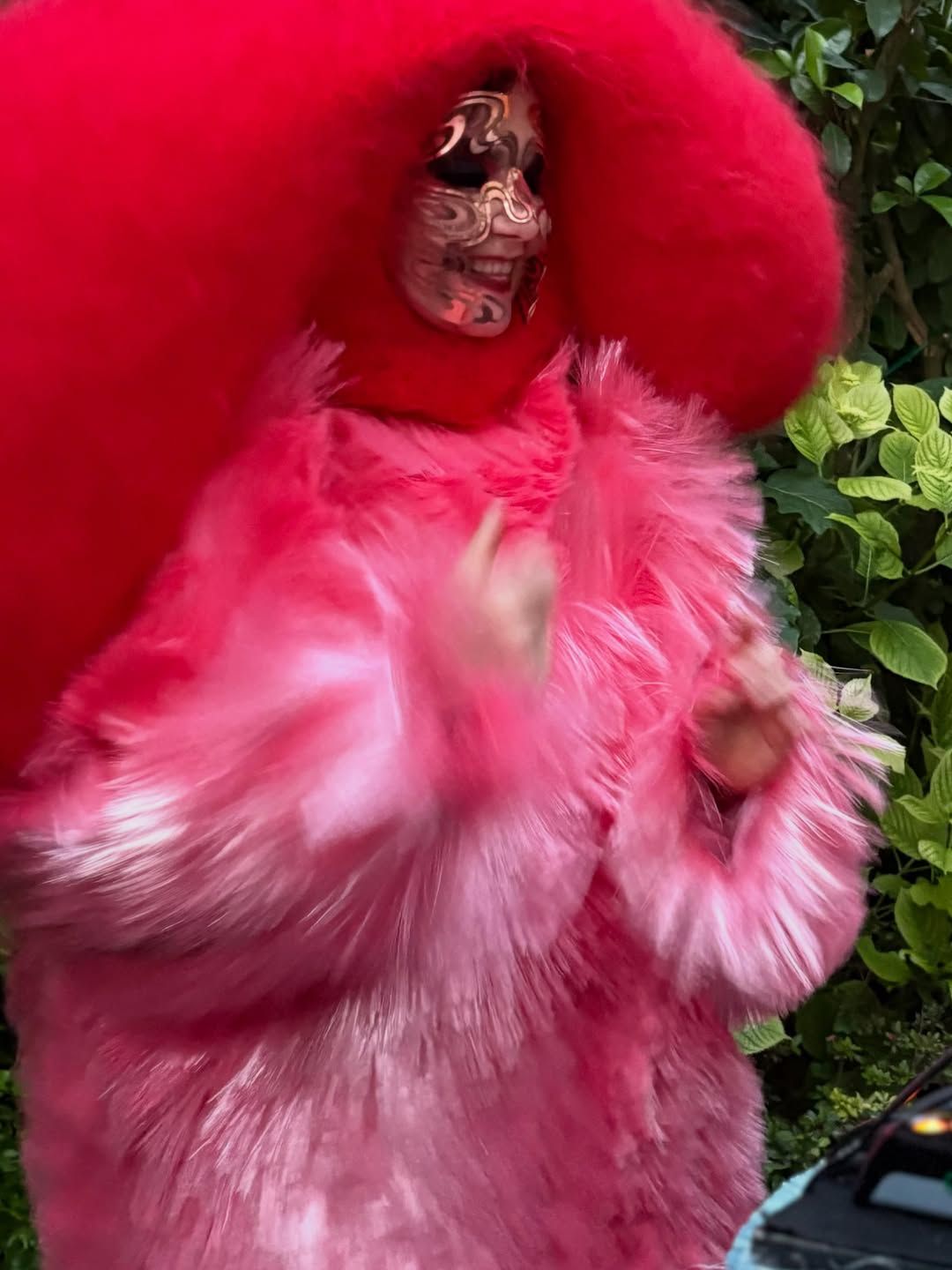 베니스 비엔날레에서 깜짝 디제잉 중인 뷔욕(bjork) / 이미지 출처: bjork 