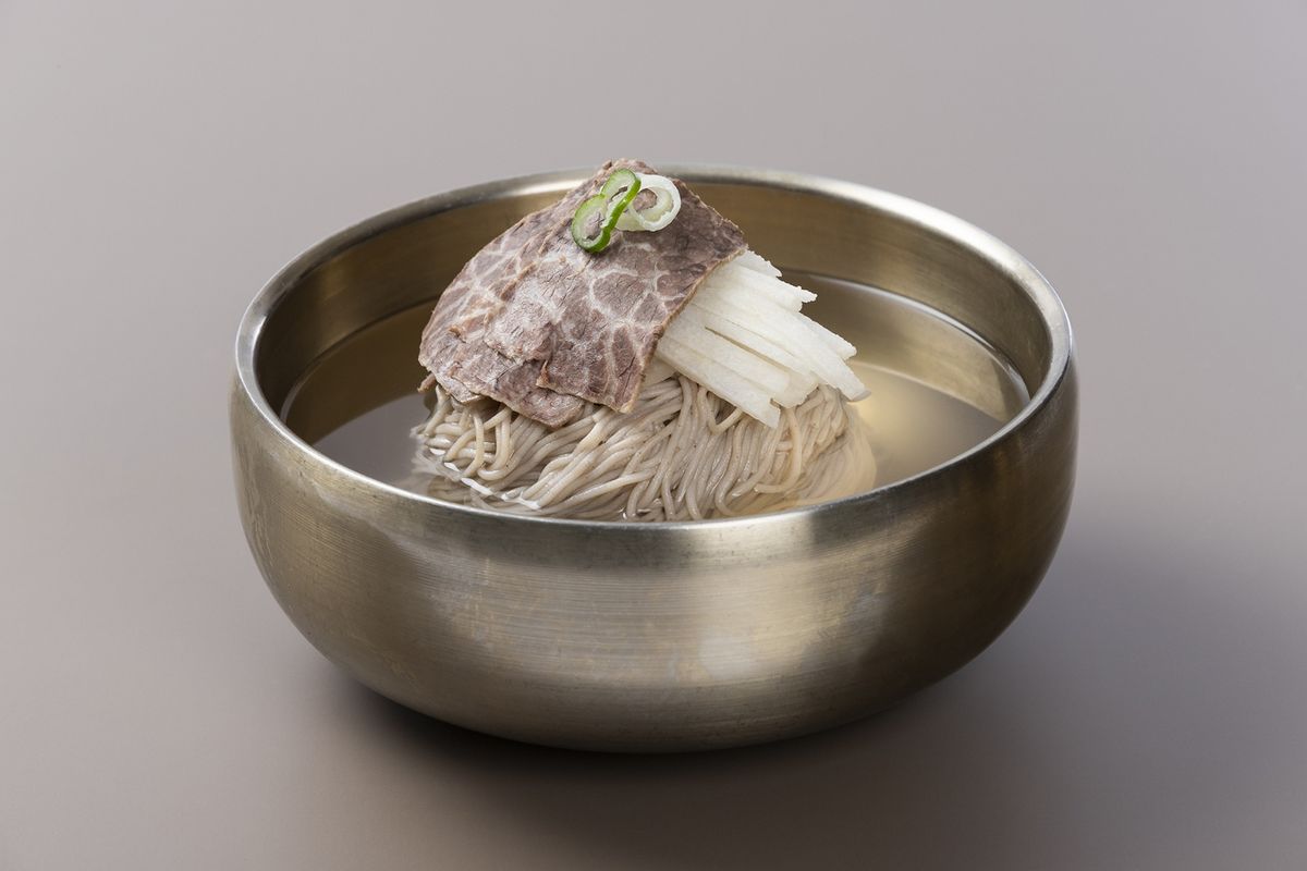 엄선된 최고급 메밀가루를 사용해 씹을수록 구수한 메밀향이 살아나는 봉밀가의 냉면 / 출처: 네이버지도 업체 등록