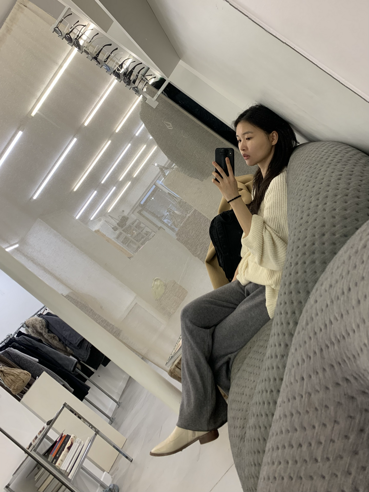 At Dawn에서 잠시 쉬어가던 순간. 결국 사진 속 빈티지 백을 구매했다. / 이미지 출처: 필자 촬영