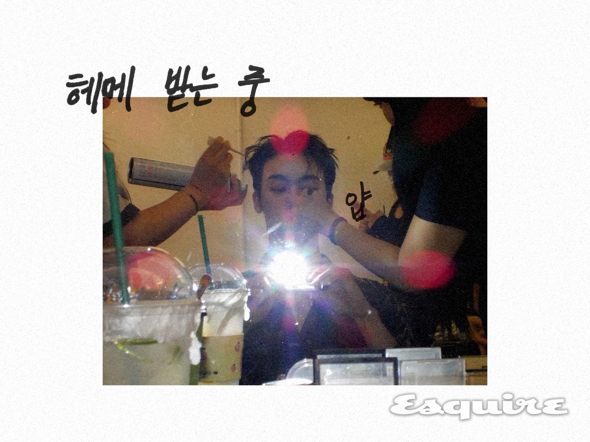 에스콰이어 촬영 중 헤어 메이크업을 받는 산하