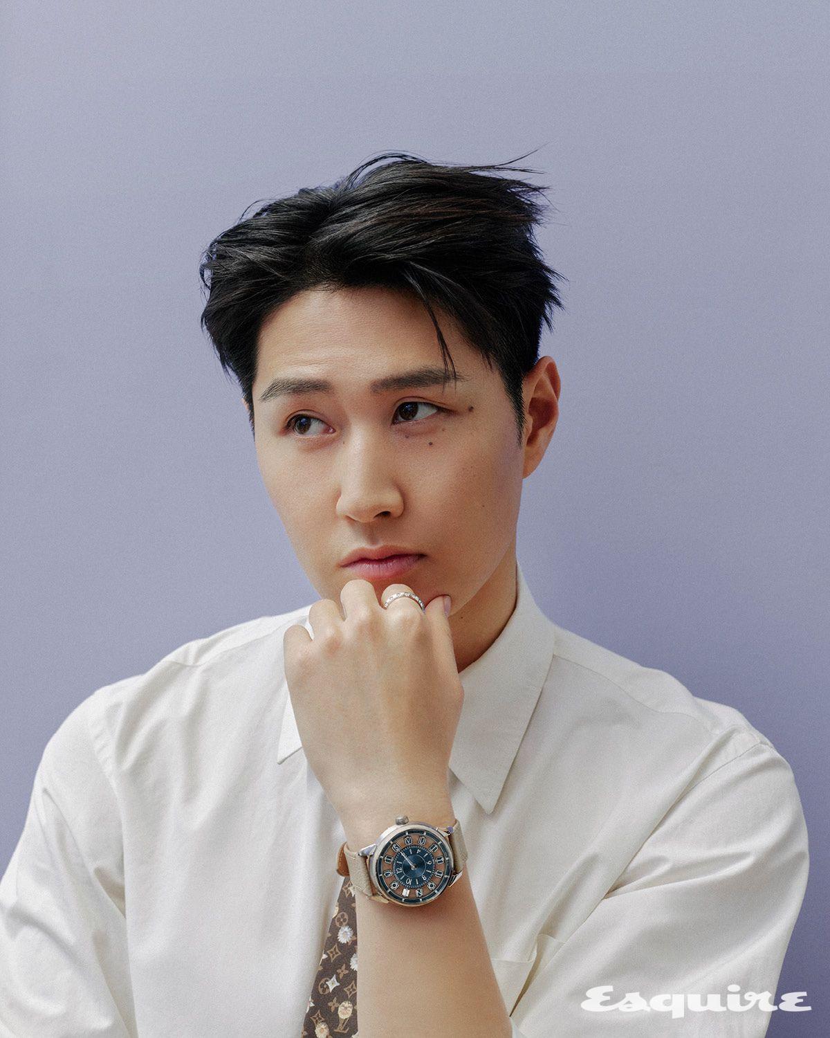 42.5mm 화이트 골드 케이스에 스핀 타임 에어 디스플레이를 탑재한 땅부르 타이코 스핀타임 에어 워치, 화이트 골드 르 다미에 드 루이 비통 스몰 링, 화이트 클래식 셔츠, 모노그램 패턴 타이 모두 루이 비통.