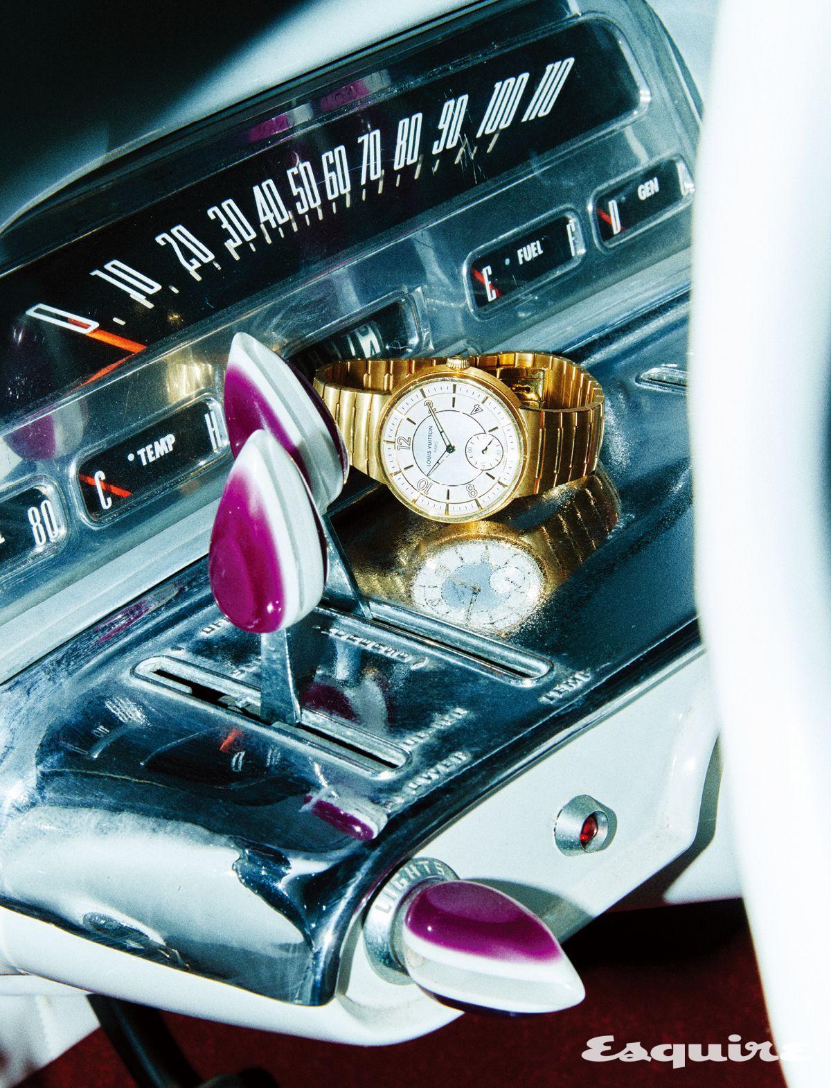 40mm 옐로 골드 케이스와 일체형 브레이슬릿의 땅부르 워치 루이 비통.