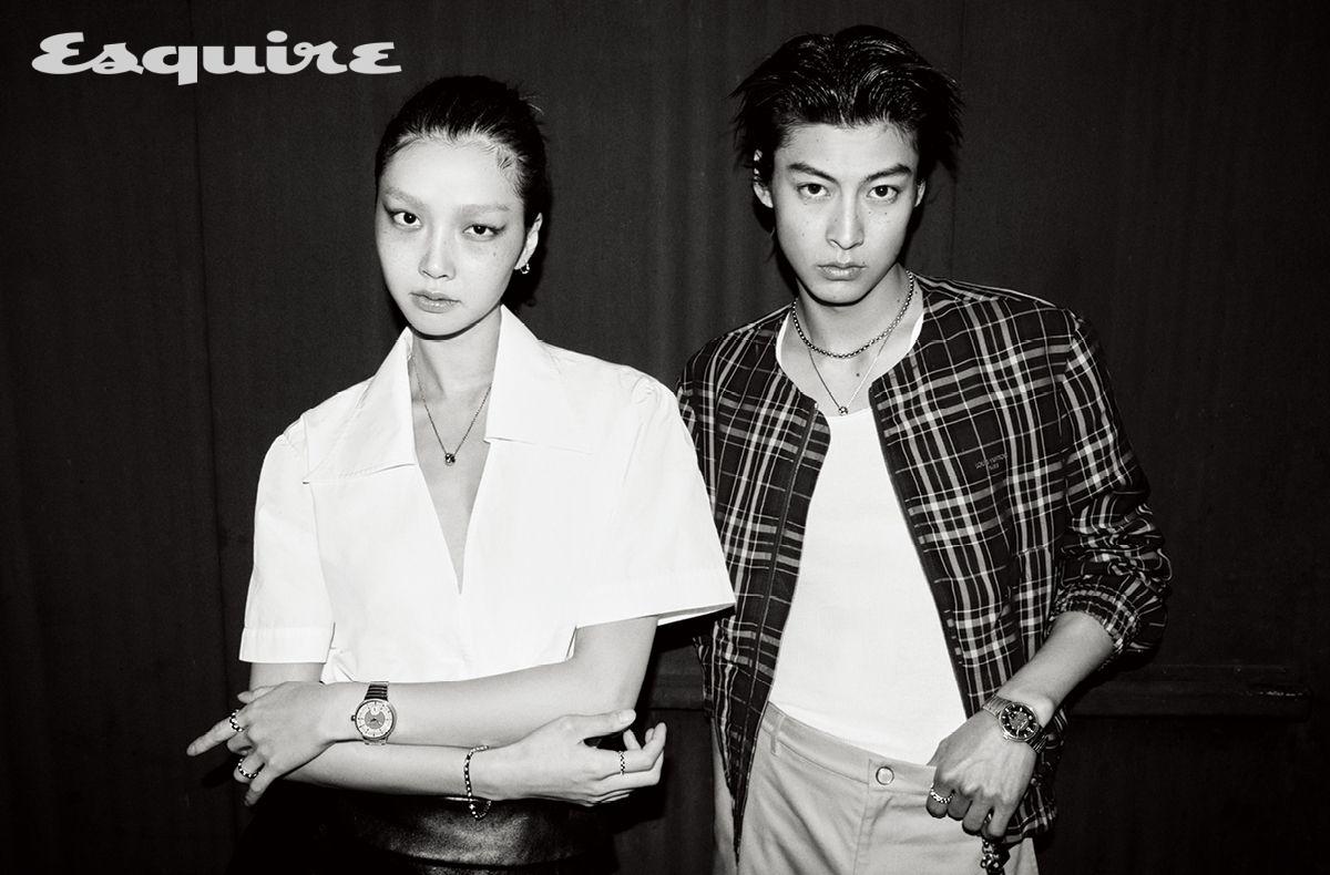 40mm 스틸 케이스와 일체형 브레이슬릿에 그레이 다이얼을 매치한 땅부르 워치, 화이트 골드 르 다미에 드 루이 비통 스몰 이어링, 화이트 골드 르 다미에 드 루이 비통 펜던트 네크리스, 오른손 손목에 착용한 화이트 골드 르 다미에 드 루이 비통 라지 브레이슬릿, 오른손 검지에 낀 화이트 골드 르 다미에 드 루이 비통 스몰 링, 왼손 검지에 낀 화이트 골드 르 다미에 드 루이 비통 라지 링, 약지에 낀 화이트 골드 르 다미에 드 루이 비통 미디엄 링, 화이트 리브드 크롭트 블라우스, 블랙 레더 스커트. 40mm 핑크 골드 케이스와 일체형 브레이슬릿에 브라운 다이얼을 매치한 땅부르 워치, 검지에 레이어링한 핑크 골드와 화이트 골드 르 다미에 드 루이 비통 스몰 링, 옐로 골드 르 다미에 드 루이 비통 미디엄 네크리스, 핑크 골드 르 다미에 드 루이 비통 펜던트 네크리스, 타탄체크 칼라리스 블루종, 코튼 카고 팬츠 모두 루이 비통. 슬리브리스 톱 에디터 소장품.