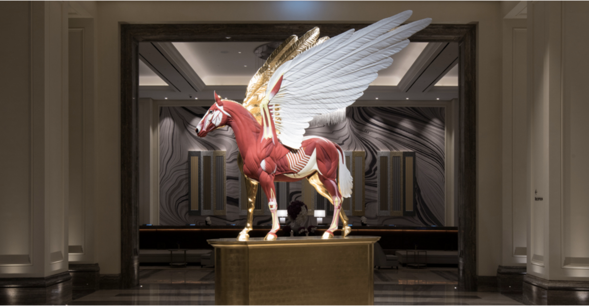 호텔 로비의 데이미안 허스트 (Damien Hirst), ‘Golden Legend’, 채색된 청동 및 금박, 259x226x457cm . / 이미지 출처: 파라다이이스시티 홈페이지