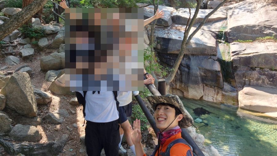 계곡 옆에서 잠시 쉬어가는 산행 코스 / 이미지 출처: 필자 촬영