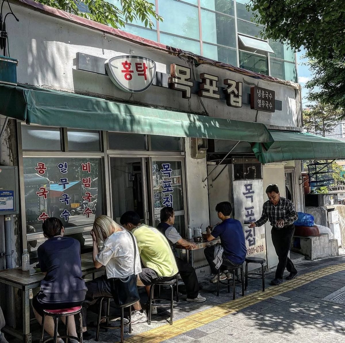 청구역 인근에 자리한 홍탁목포집 외관. 동네 단골들이 찾는 콩국수 맛집이다. / 이미지 출처: 인스타그램 @jinttobaegi_food_7