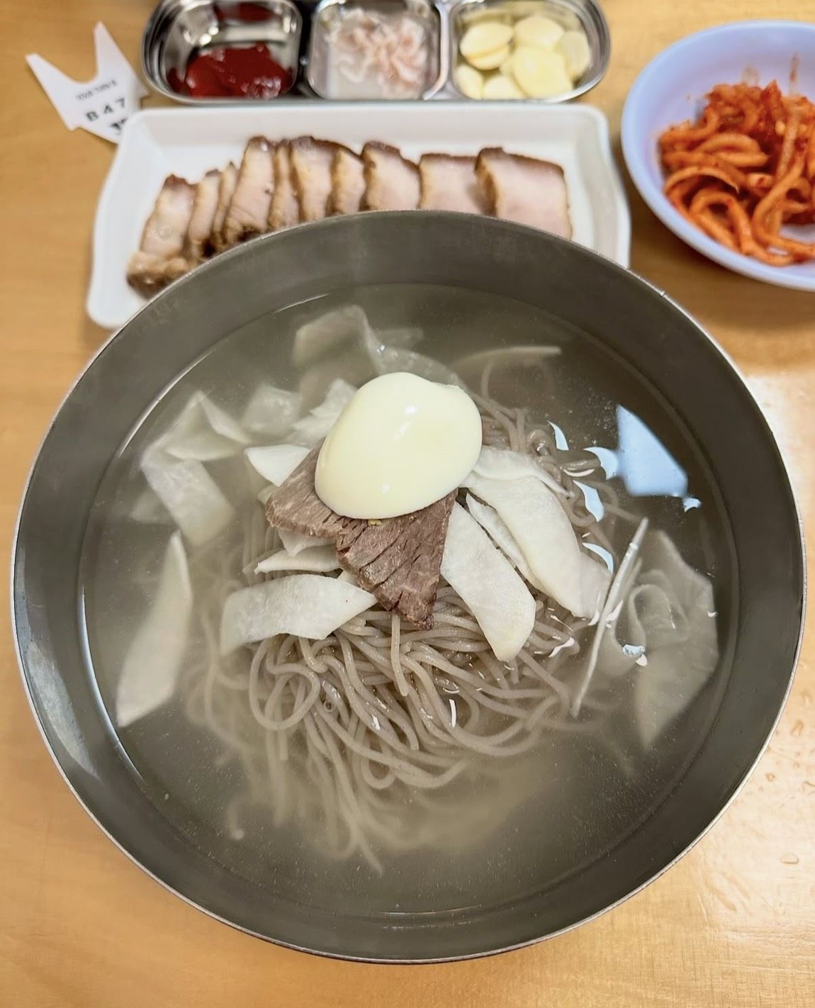 굵고 쫄깃한 면과 깊은 육수가 특징인 서북면옥 평양냉면. / 이미지 출처: 인스타그램 @my_chaan