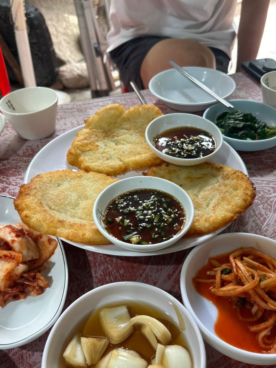 바삭하게 구워낸 감자전과 함께 차려진 밑반찬 / 이미지 출처: 필자 촬영