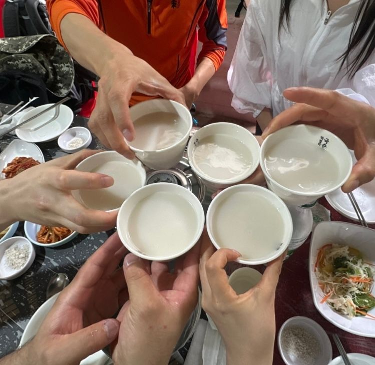 산행을 마친 뒤 나누는 시원한 막걸리 한 잔 / 이미지 출처: 필자 촬영