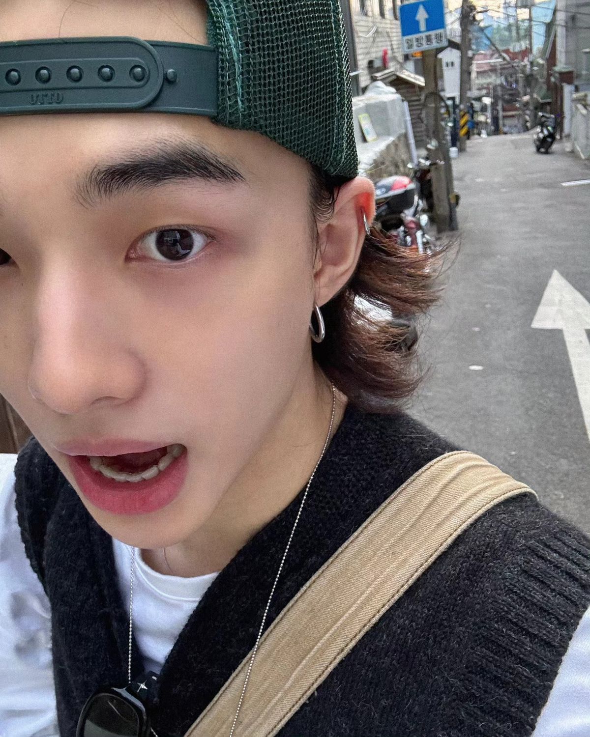 캐피탈의 메쉬 트러커 캡을 착용한 스트레이 키즈 현진 / 이미지 출처: 인스타그램 @hynjinnnn