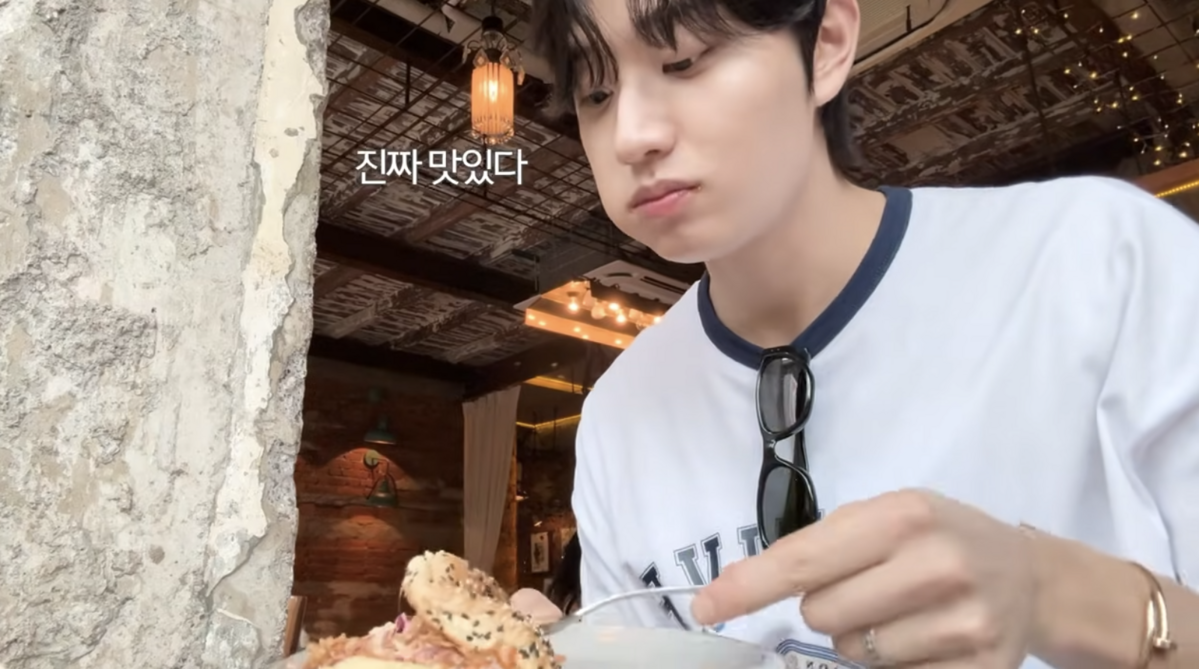 맛있는 음식을 먹으며 휴일을 즐기는 배우 김재원 / 이미지 출처: 김재원 공식 유튜브