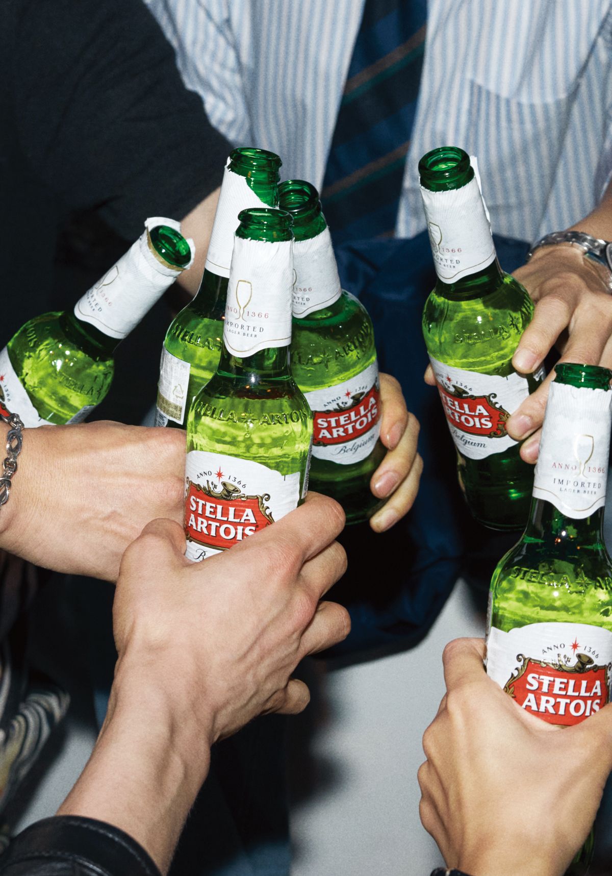 스텔라 아르투아와 파티를 즐기는 사람들.