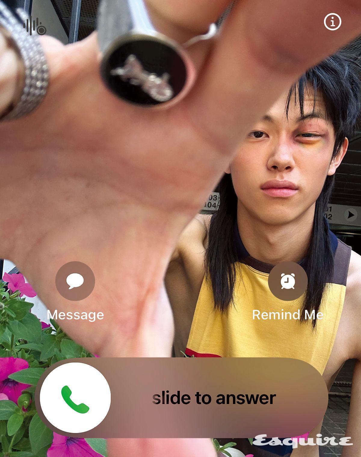 스트라이프 코튼 저지 탱크톱 116만원 베르사체. 오른손 중지에 낀 설키 시그넷 링 89만원 셀린느. 약지에 낀 앙티페 4-로우 블랙 골드 링 2414만원 레포시.