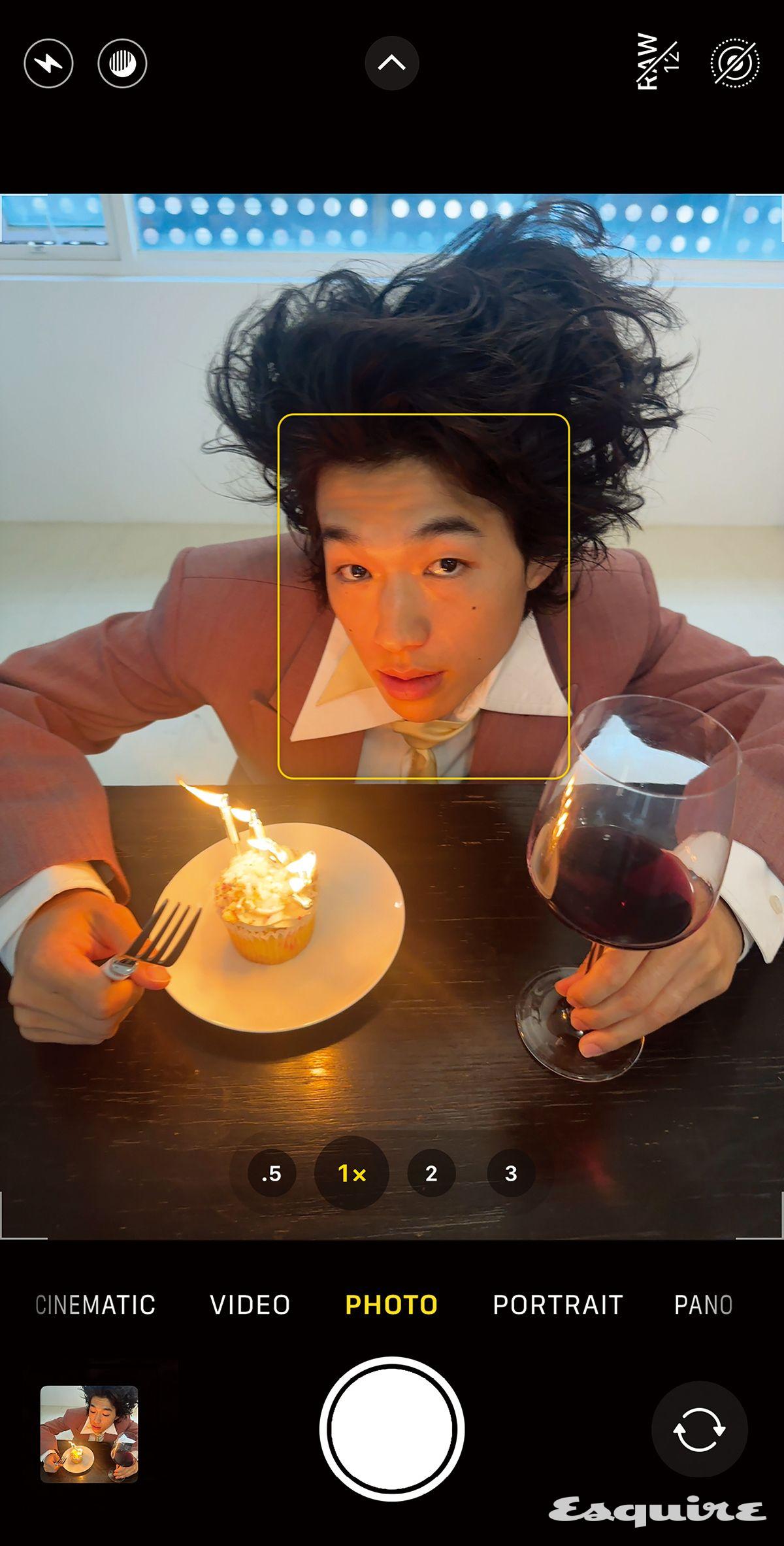 핑크 코튼 재킷, 셔츠, 실크 스카프 모두 가격 미정 보테가 베네타.