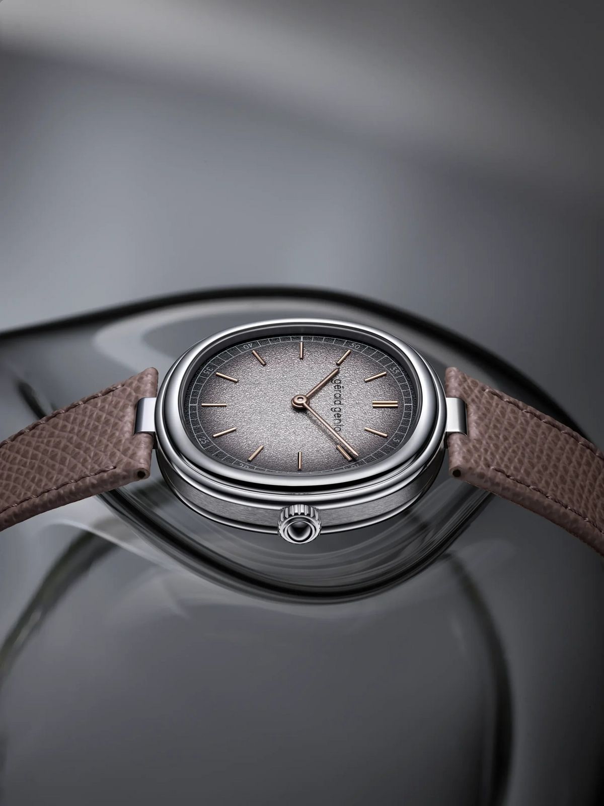 지름 38mm, 두께 8.15mm의 쿠션 케이스에 가드룬 장식을 더한 제네바 타임 온리 그라파이트 / 이미지 출처: 제랄드 젠타