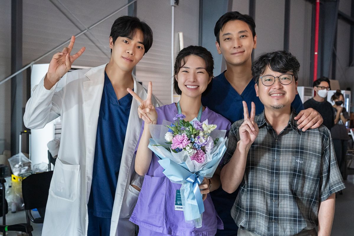 중증외상센터 주연 배우들과 이도윤 감독 / 이미지 출처: X @NetflixKR 