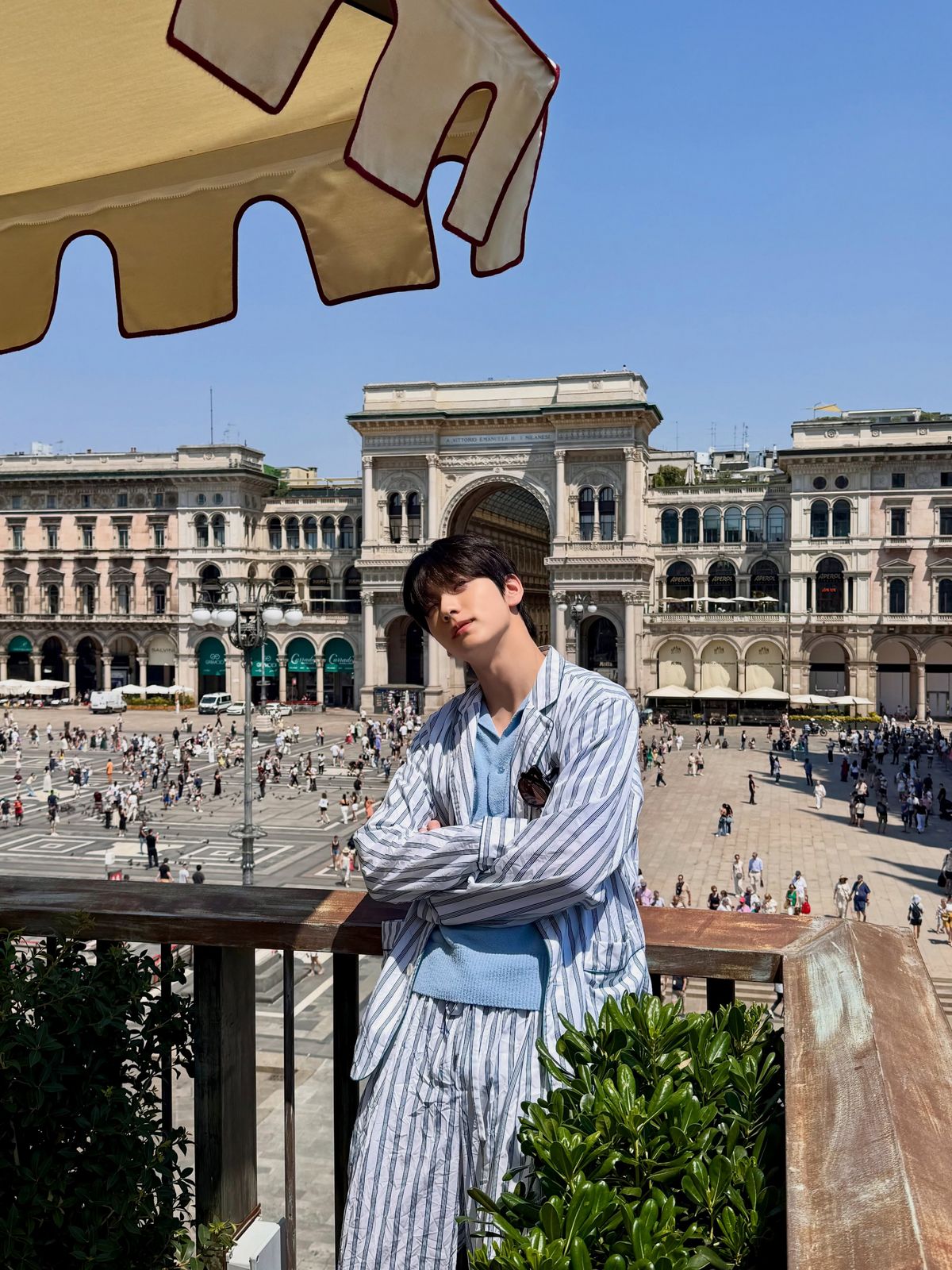 밀라노에서 돌체앤가바나 니트 반팔을 착용하고 시간을 보내는 투바투 수빈 / 이미지 출처: 인스타그램 @ojaerocks