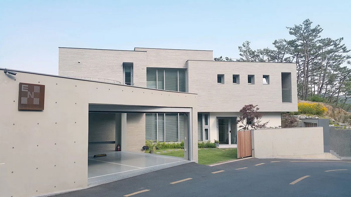 이엔갤러리는 모던한 주택 건물을 개조했다. / 출처: 이엔갤러리