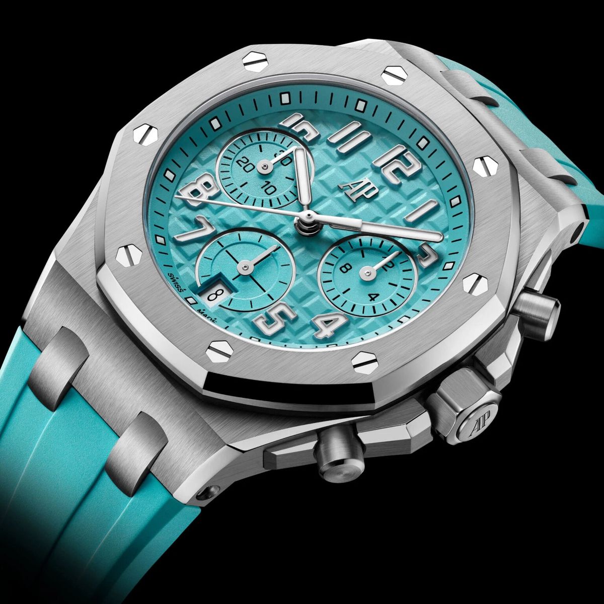 로열 오크 오프쇼어 37mm 라인 최초로 적용된 티타늄 케이스와 튀르쿠아즈 컬러 다이얼이 청량한 여름 바다를 연상시키는 오프쇼어 크로노그래프 / 이미지 출처: 오데마 피게