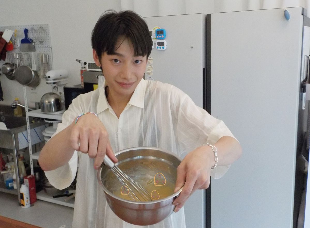 휘낭시에를 만들고 있는 아키 